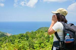 kvinnor turist på synpunkt på koh tao foto