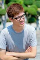 asiatisk Tonårs pojke bär glasögon foto