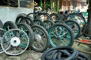 traditionell reserv delar marknadsföra, en samling av däck för kärror och motorcyklar foto