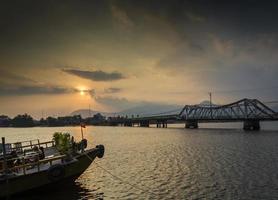 landmärke gammal bro och flod vid solnedgången i Kampot Kambodja foto