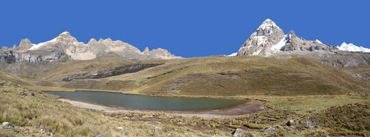 panorama cordillera huayhuash - nevada jurau och trapecio foto