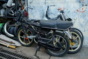 solo, indonesien - juni 18, 2022 traditionell marknadsföra, skrot metall motorcykel chassi och loppa varor för återförsäljning foto