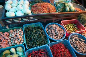 kök kryddor och grönsaker på visa på de traditionell marknadsföra foto