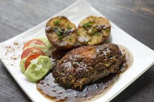 berömd cordon bleu panerad stekt kycklingsås och potatismjöl