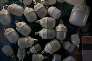 en samling av Begagnade lampor led för försäljning i traditionell marknader foto