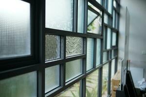 interiör design, mosaik- ristade glas fönster paneler med metall ramar foto