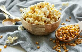 gott saltade hemlagad popcorn foto