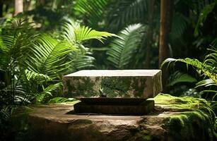 naturlig sten podium i naturlig grön djungel bakgrund foto