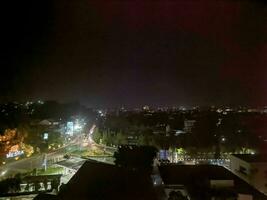 natt atmosfär i de stad av samarinda kalimantan timur, indonesien 13 oktober 2023 foto