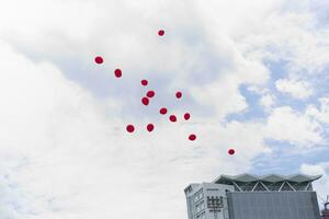 mörk blå moln med vit ljus himmel bakgrund och stad ljus kväll tid med flygande ballong grupp foto