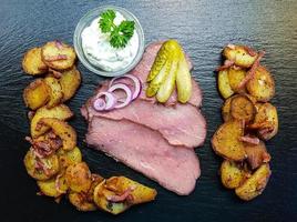 rostbiff med stekt potatis och remoulad foto