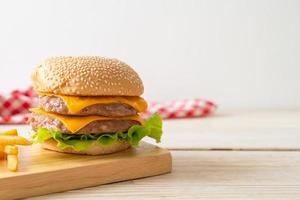 fläskhamburgare med ost och pommes frites foto