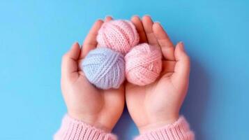 kvinna händer skön närbild, stickning för en nyfödd, crochet.booties, topp se på en mjuk rosa blå beige bakgrund, ömhet, stickning nålar, bomull, kvist.ai genererad foto
