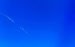 blå himmel med kemisk kemtrails stackmoln moln skalär vågor himmel. foto