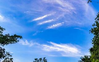 blå himmel med kemisk kemtrails stackmoln moln skalär vågor himmel. foto