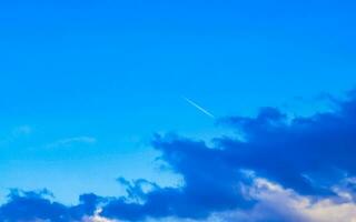 blå himmel med kemisk kemtrails stackmoln moln skalär vågor himmel. foto