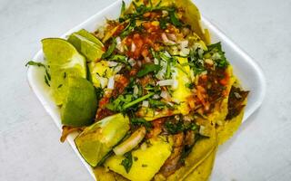mexikansk tacos med kalk varm sås ananas och lök Mexiko. foto