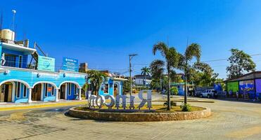 puerto escondido oaxaca mexico 2023 typisk skön färgrik turist gata trottoar stad puerto escondido Mexiko. foto