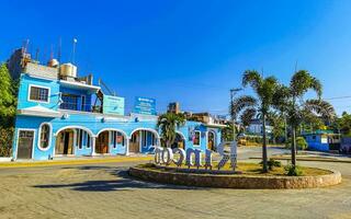 puerto escondido oaxaca mexico 2023 typisk skön färgrik turist gata trottoar stad puerto escondido Mexiko. foto