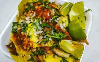 mexikansk tacos med kalk varm sås ananas och lök Mexiko. foto