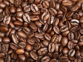 kaffe bakgrund med rostad kaffe bönor foto