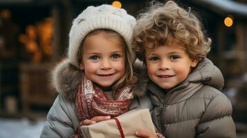 söt par av barn klädd varmt innehav en insvept jul gåva utomhus. generativ ai. foto