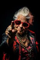 porträtt av ett gammal rocker kvinna i röd solglasögon på en svart bakgrund foto