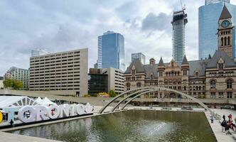 nathan phillips fyrkant och gammal stad hall i toronto, kanada foto