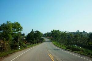 kurva väg motorväg på de berg och skog kulle, Land väg i thailand foto