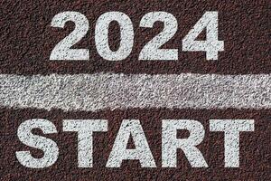 Start 2024 år begrepp, ett friidrott Spår graverat med Start foto