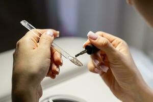 en manikyrist gäller gel nagel putsa till tömma tips som en prov foto