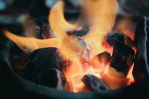 bränna träkol i spis för matlagning foto