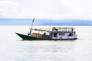 sorong, indonesien 2021- en traditionell fiskebåt