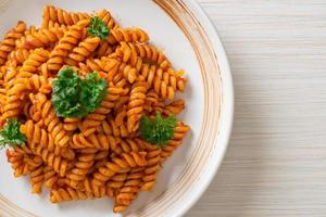 spirali eller spiral pasta med tomatsås