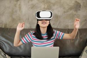 asiatisk kvinna med vr -headset, tittar på 3d virtuell simulering. foto