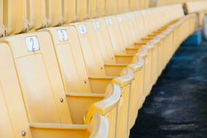tömma gul säten på stadion, rader av sittplats på en fotboll stadion, välj fokus foto
