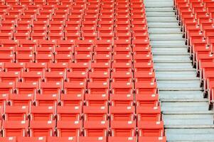 tömma orange säten på stadion, rader av sittplats på en fotboll stadion foto