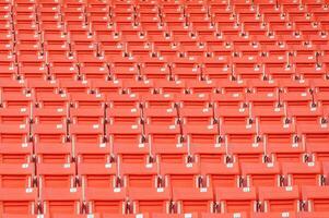 tömma orange säten på stadion, rader av sittplats på en fotboll stadion foto