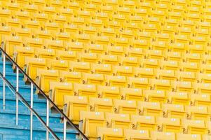 tömma gul säten på stadion, rader av sittplats på en fotboll stadion, välj fokus foto