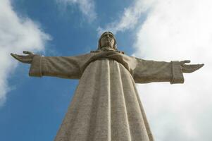 staty av christ de kung i lissabon foto