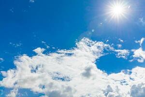 blå himmel med vit moln och Sol skön naturlig bakgrund foto
