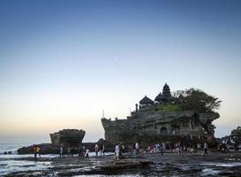 Pura Goa Lawah Hindu Temple Sunset Backlight Silhouette i Bali Indonesien foto