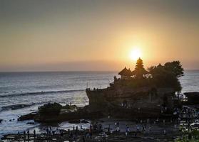 Pura Goa Lawah Hindu Temple Sunset Backlight Silhouette i Bali Indonesien foto