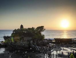 Pura Goa Lawah Hindu Temple Sunset Backlight Silhouette i Bali Indonesien foto