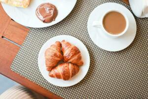 frukost i de hotell. buffé. croissanter med kaffe för frukost foto