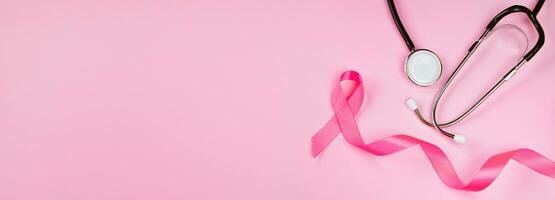 bröst cancer medvetenhet månad. rosa band och stetoskop på färgad bakgrund. kvinnors hälsa vård begrepp. symbol av bekämpa mot onkologi. foto