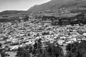 sommar landskap av de grekisk ö av rhodos med blå molnfri himmel och hav foto