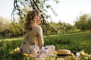 vacker kvinna, helg ute på en promenad i en picknickpark foto