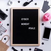 text cyber måndag försäljning på svart brevkort med bärbar dator, smartphone, foto