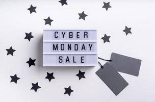 cyber måndag försäljning ord på lightbox med svarta prislappar foto